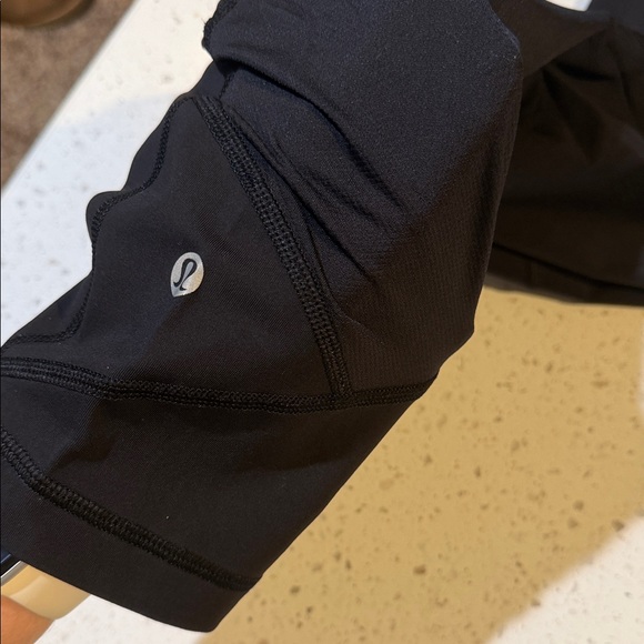 Black lululemon leggings with mesh detail and pockets size 8 - Picture 7 of 8